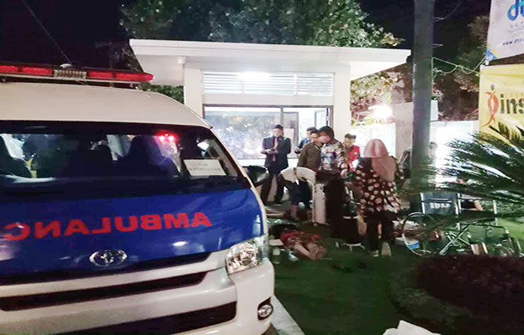 আহতদের হাসপাতালে নেয়া হচ্ছে। সপ্তাহখানেক আগেই আরও একটি ভূমিকম্প হয় ইন্দোনেশিয়ায়। সেবার ১৭ জনের মৃত্যু হয়।