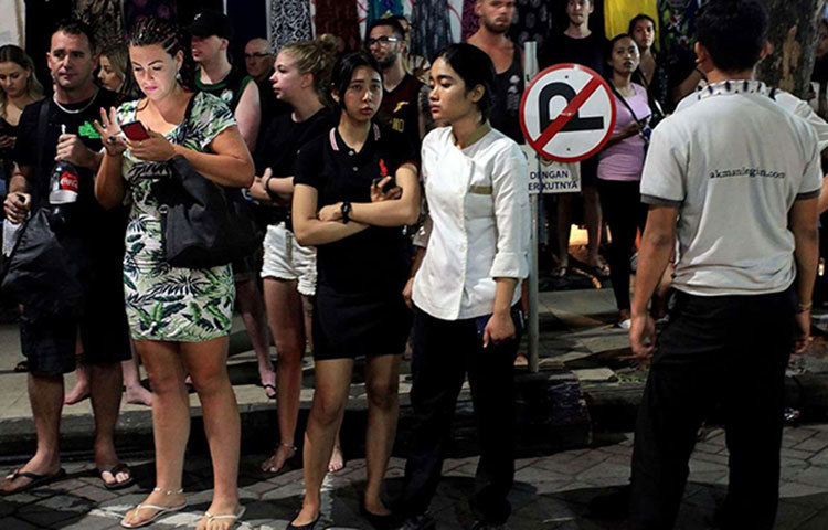 ভূমিকম্পের খবরে আতঙ্কিত হয়ে মানুষ বাইরে বেরিয়ে এসেছে।