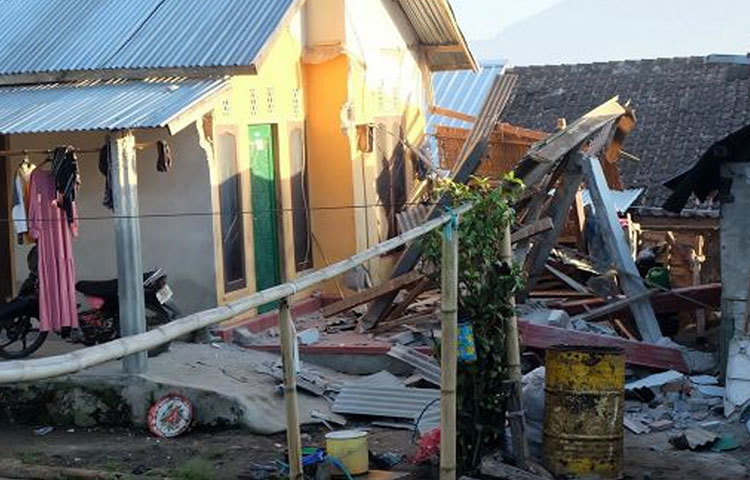 ২০১৪ সালে ইন্দোনেশিয়ার সুমাত্রায় এক বিধ্বংসী ভূমিকম্প হয়েছিল। সেবার কম্পনের মাত্রা ছিল রিখটার স্কেলে ৯.৩। মৃত্যু হয় ২২০,০০০ মানুষের। এবার ভূমিকম্পের পর দেওয়া হয়েছে সুনমির সতর্কতা।