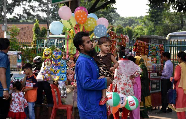 বৈশাখী মেলার মত ঈদের সময়টাতেও শিশুদের বিভিন্ন খেলনা সামগ্রী পাওয়া যায় ভ্রমণ স্পটগুলোতে। ছবি : বিপ্লব দিক্ষিৎ
