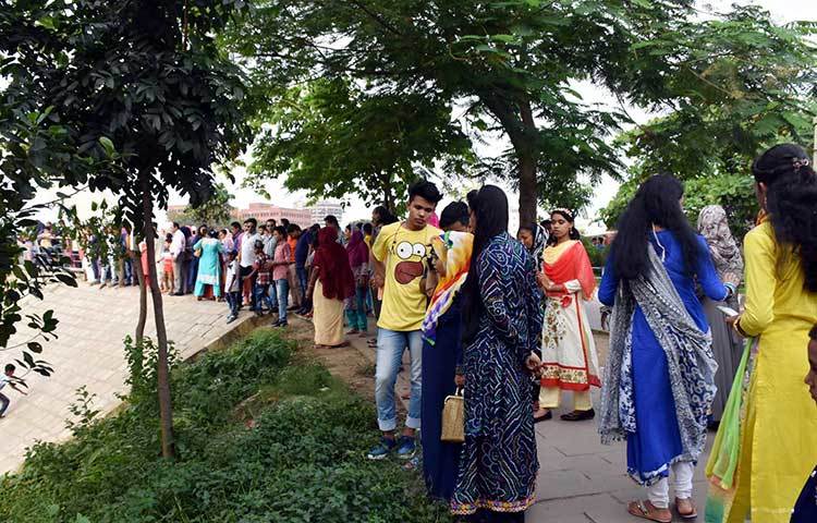 সবাই দল বেঁধে প্রিয়জনদের সঙ্গে ঘুরতে এসেছেন হাতিরঝিলে। ছবি : বিপ্লব দিক্ষিৎ