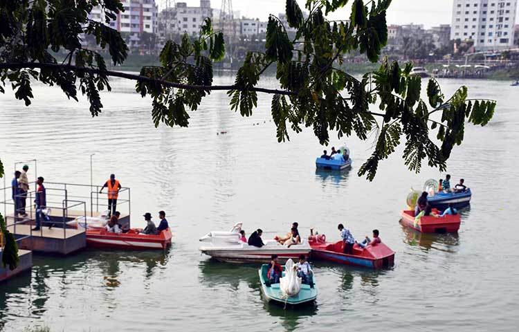 হাতিরঝিলে ছোট ছোট বোটে ভ্রমণ করছেন কেউ কেউ। ছবি : বিপ্লব দিক্ষিৎ