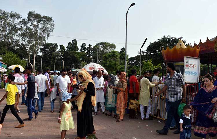 ঈদের ছুটিতে রাজধানীর রাস্তাঘাট ফাঁকা পেয়ে মনের আনন্দে ঘুরতে পেরেছেন সবাই। ছবি : বিপ্লব দিক্ষিৎ