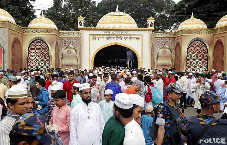 ঈদের জামাত শেষে মুসল্লিরা জাতীয় ঈদগাহ ময়দান থেকে বের হচ্ছেন। ছবি : বিপ্লব দিক্ষিৎ