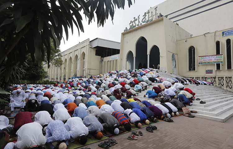 জাতীয় মসজিদ বায়তুল মোকাররমে ঈদের নামাজ আদায় করছেন মুসল্লিরা। ছবি : বিপ্লব দিক্ষিৎ