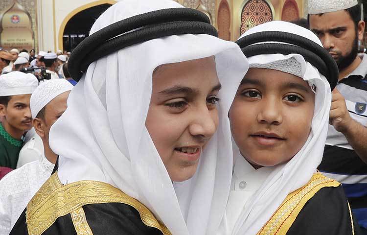 ঈদের নামাজ শেষে দুই শিশু কোলাকুলি করছে। ছবি : বিপ্লব দিক্ষিৎ