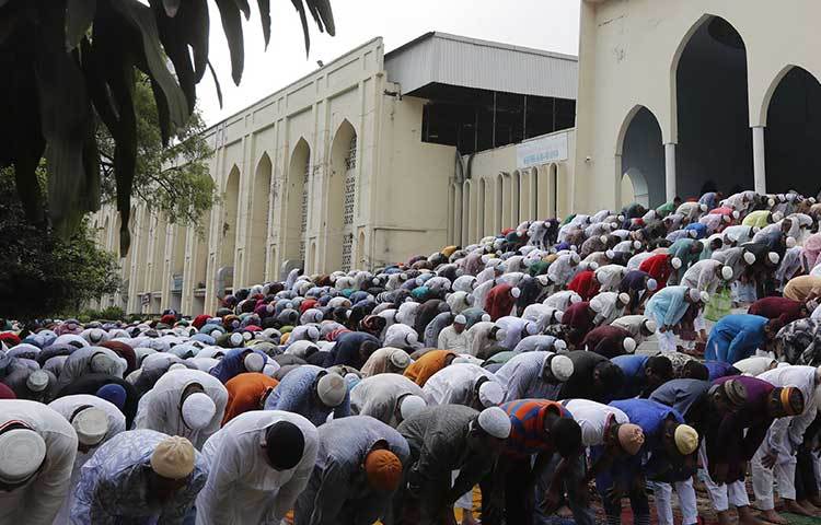 রাজধানীবাসী ছাড়াও বায়তুল মোকাররম ও জাতীয় ঈদগাহে ঈদের নামাজ আদায় করার জন্য আশেপাশের এলাকা থেকে মানুষ ছুটে আসেন। ছবি : বিপ্লব দিক্ষিৎ