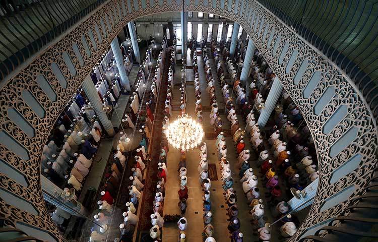 বায়তুল মোকাররমে প্রথম জামাত সকাল ৭টায়, দ্বিতীয় জামাত সকাল ৮টায়, তৃতীয় জামাত সকাল ৯টায়, চতুর্থ জামাত সকাল ১০টায় এবং পঞ্চম ও সর্বশেষ জামাত সকাল ১০টা ৪৫ মিনিটে অনুষ্ঠিত হয়। ছবি : বিপ্লব দিক্ষিৎ