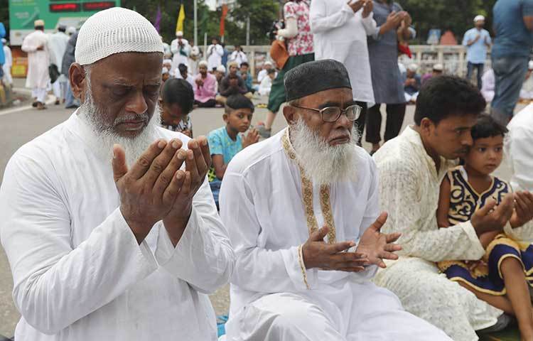 নামাজ শেষে বিশেষ মোনাজাত করেন মুসল্লিরা।