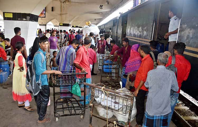 অনেকেই গ্রাম থেকে নানা রকমের জিনিসপত্র নিয়ে এসেছেন। ছবি : বিপ্লব দিক্ষিৎ