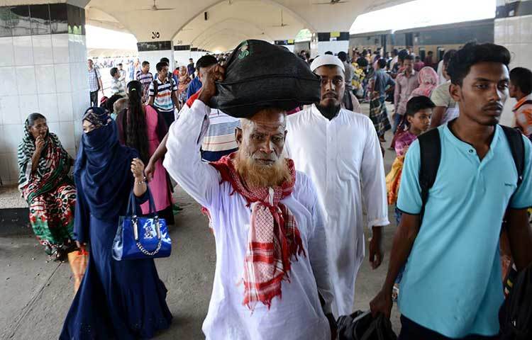 গ্রাম থেকে আসা এসব মানুষ ছুটে চলছেন তাদের নিজ নিজ গন্তব্যে। ছবি : বিপ্লব দিক্ষিৎ