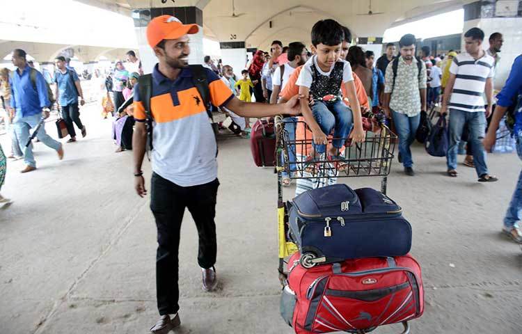 ট্রলিতে করে মালপত্র নিয়ে যাওয়ার পাশাপাশি শিশুটিকে নিয়ে যাচ্ছে। ছবি : বিপ্লব দিক্ষিৎ