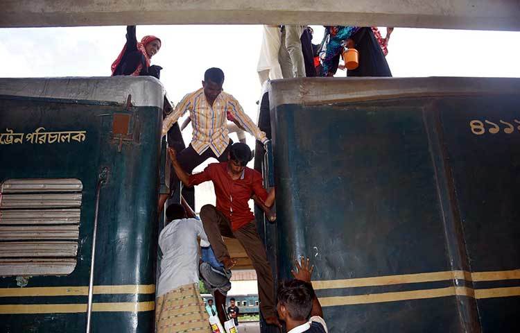 অনেকে সিট না পেয়ে অনেকে ট্রেনের ছাদে করে জীবনের ঝুঁকি নিয়ে ঢাকায় এসেছেন। ছবি : বিপ্লব দিক্ষিৎ