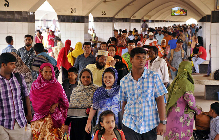 আবার কর্মব্যস্ত নগরীতে ফিরছে ঈদ করতে গ্রামে যাওয়া মানুষ। সকালে রাজধানীর কমলাপুর রেলওয়ে স্টেশন থেকে এই ছবি তুলেছেন বিপ্লব দিক্ষিৎ।