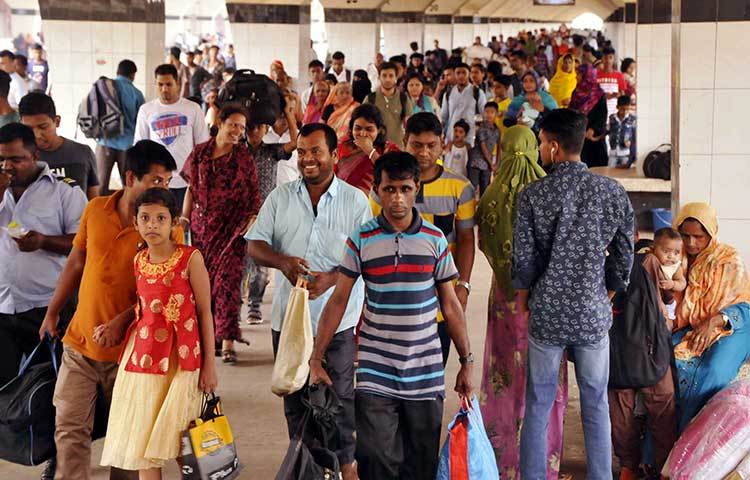 নির্বিঘ্ন যাত্রা পথ শেষ করে হাসি মুখে সবাই নিজ নিজ গন্তব্যে ফিরছেন। ছবি : বিপ্লব দিক্ষিৎ