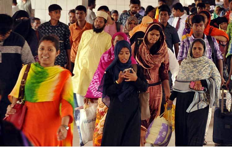 বাড়ি থেকে ফিরেই যে যার কর্মস্থলে আবার ব্যস্ত জীবনযাপন শুরু করবেন। ছবি : বিপ্লব দিক্ষিৎ