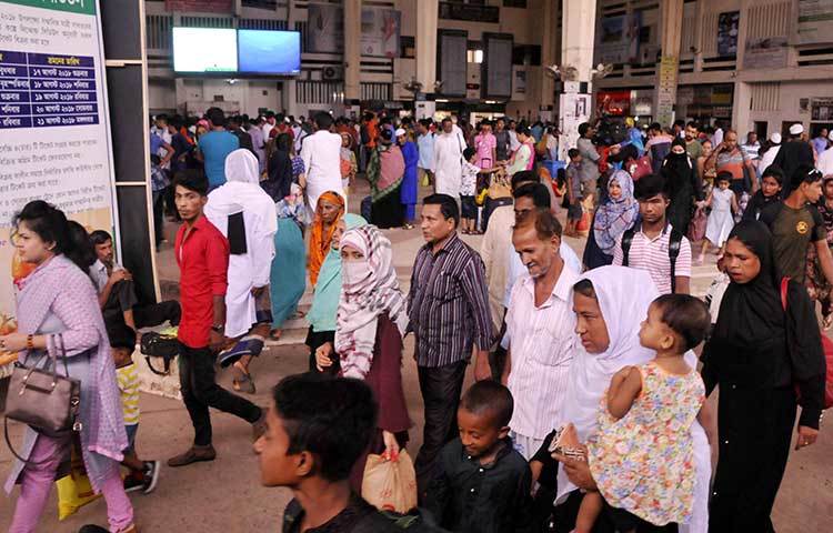 বাড়ি থেকে আসা মানুষের পদভারে আবার সরগরম হয়ে উঠবে কয়েকদিনের জন্য ফাঁকা থাকা রাজধানীর অলিগলি। ছবি : বিপ্লব দিক্ষিৎ