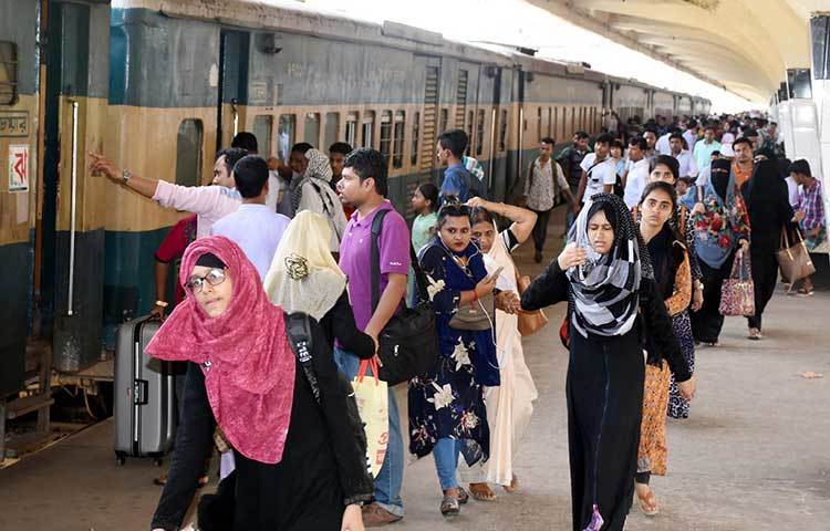 নির্দিষ্ট ট্রেন ধরতে কমলাপুর স্টেশনে এসে উপস্থিত হয়েছেন ঘরমুখো যাত্রীরা। কমলাপুর স্টেশনে এখন শুধু মানুষ আর মানুষ। ছবি : বিপ্লব দিক্ষিৎ