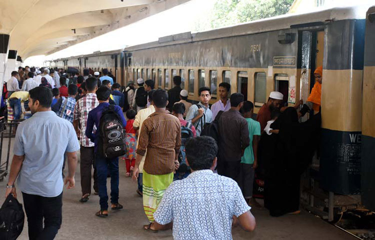 ট্রেনে উঠছেন যাত্রীরা। সবার উদ্দেশ্য একটাই প্রিয়জনদের কাছে ফেরা। ছবি : বিপ্লব দিক্ষিৎ