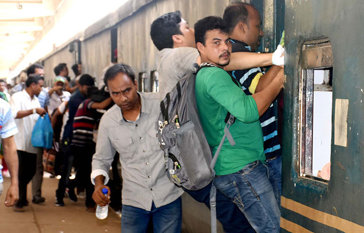 কে কার আগে ট্রেনে উঠতে পারে চলছে সেই প্রতিযোগিতা চলছে। ছবি : বিপ্লব দিক্ষিৎ