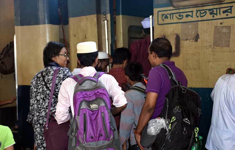 অনেক অপেক্ষার পরে ট্রেন পেয়েছেন এই যাত্রীরা। তাই লাইন ধরে ট্রেনে উঠছেন সবাই। বাড়ি ফিরছেন বলে যাত্রা পথের অনেক কষ্টের মাঝেও সবার মুখে সুখের হাসি। ছবি : বিপ্লব দিক্ষিৎ