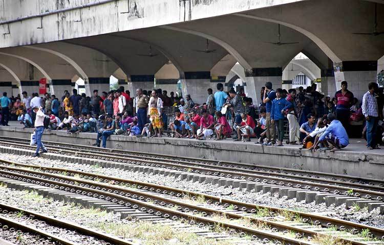 ট্রেনের জন্য অপেক্ষায় আছেন এই যাত্রীরা। ছবি : বিপ্লব দিক্ষিৎ