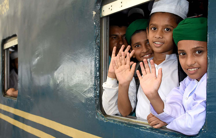 বাড়ি যেতে পারার আনন্দে সবাই আত্মহারা। তাই হাত নাড়িয়ে আনন্দ প্রকাশ করছে। ছবি : বিপ্লব দিক্ষিৎ
