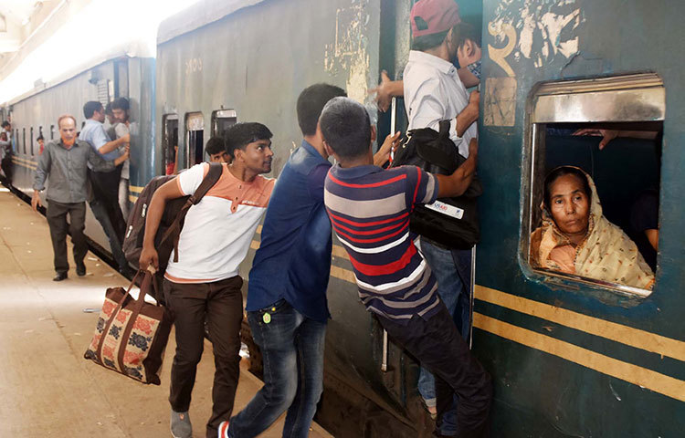 অনেকে ঝুঁকি নিয়ে ট্রেনে উঠছেন। বাড়ি যাওয়ার আনন্দে যেন ঝুঁকির কথাও ভুলে গেছেন সবাই! ছবি : বিপ্লব দিক্ষিৎ