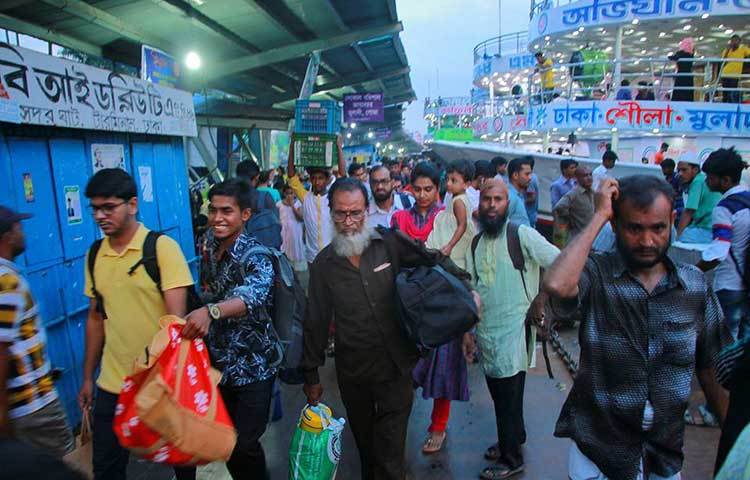 নিজ গন্তব্যের লঞ্চ খুঁজছে দেশের দক্ষিণাঞ্চলের ঘরমুখো যাত্রীরা। ছবি : মাহবুব আলম