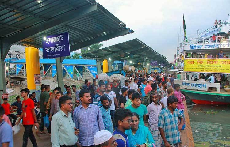 লঞ্চের জন্য অপেক্ষা করছে যাত্রীরা। ছবি : মাহবুব আলম