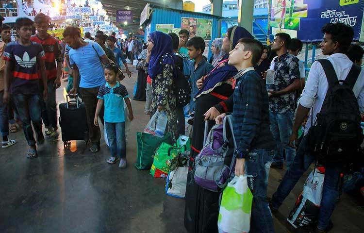 ছোট-বড় সবাই মিলে ছুটছে নাড়ির টানে আপন ঠিকানায়। ছবি : মাহবুব আলম