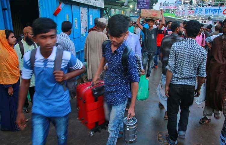 অনেক কষ্ট উপেক্ষা করে প্রিয়জনদের টানে বাড়ি যাচ্ছে লাখো মানুষ। ছবি : মাহবুব আলম