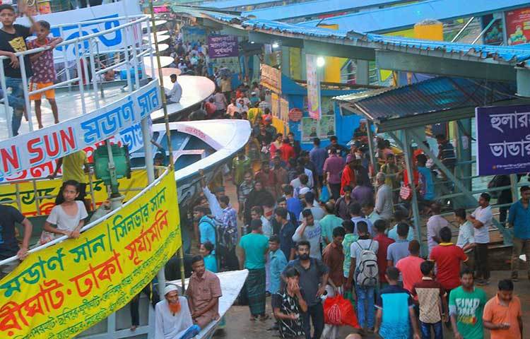 সদরঘাটে ঘরমুখো যাত্রীদের ভিড়ে যেন তিল ধারণের ঠাঁই নেই।   ছবি : মাহবুব আলম