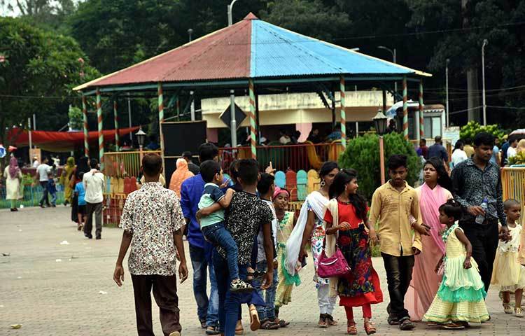 ছোটদের কোলাহলে মুখরিত শিশু পার্কের বাইরের অংশ। সবাই পার্কের ভেতরে যাওয়ার অপেক্ষায় আছেন। ছবি : বিপ্লব দিক্ষিৎ