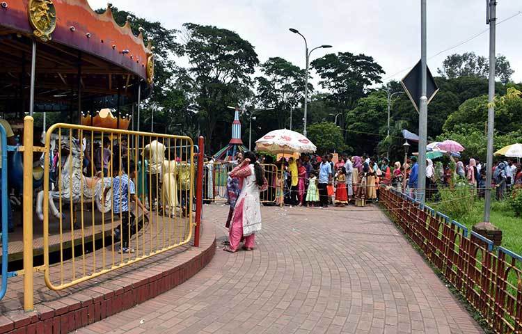 রাইডে চড়ার জন্য সারিদ্ধভাবে দাঁড়িয়ে আছে শিশুরা ও তাদের অভিভাবকগণ। ছবি : বিপ্লব দিক্ষিৎ