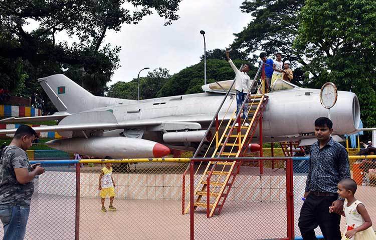 প্লেনে উঠে সেলফি তুলছে কয়েকজন শিশু। ছবি : বিপ্লব দিক্ষিৎ