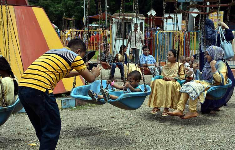 দোলনায় চড়ছে শিশুরা। ছবি : বিপ্লব দিক্ষিৎ