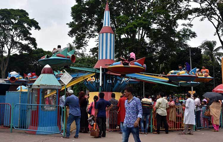 শিশু পার্কে দর্শানার্থীদের ভিড়। ছবি : বিপ্লব দিক্ষিৎ