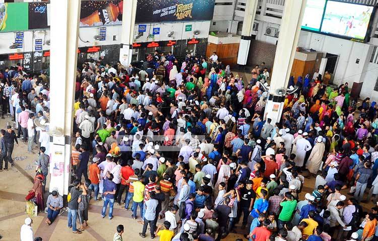 দীর্ঘ লাইনে দাঁড়িয়ে টিকিট সংগ্রহ করছে বাড়ি ফিরতে চাওয়া মানুষ। ছবি : বিপ্লব দিক্ষিৎ