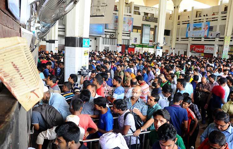 আজ ৮ আগস্ট বুধবার সকাল ৮টা থেকে কমলাপুরে শুরু হয়েছে ঈদের অগ্রিম টিকিট বিক্রি। আজ দেয়া হচ্ছে ১৭ আগস্টের টিকিট। ছবি : বিপ্লব দিক্ষিৎ