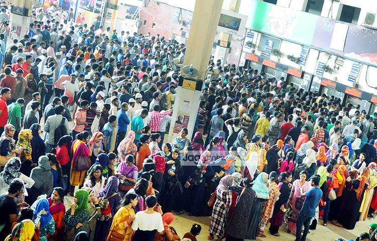 ১৭ আগস্টের দিনের টিকিট পেতে কমলাপুরে সকাল থেকেই রয়েছে মানুষের উপচে পড়া ভিড়। ছবি : বিপ্লব দিক্ষিৎ