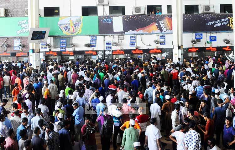 ২৬টি কাউন্টার থেকে এই টিকিট দেয়া হচ্ছে। ছবি : বিপ্লব দিক্ষিৎ