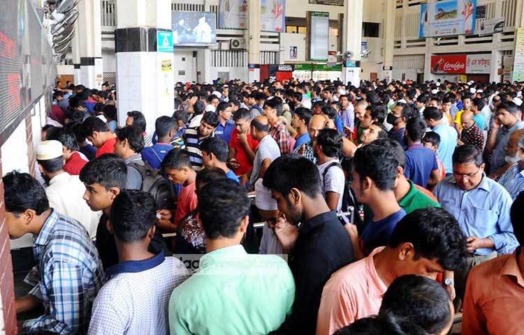 অন্যান্যবারের মতো ঈদের অগ্রিম টিকিট সংগ্রহের জন্য আসা মানুষের ভিড়ের চিরচেনারূপে ফিরেছে কমলাপুর রেলস্টেশন। কাউন্টারের সামনে শুধু টিকিট প্রত্যাশী মানুষ আর মানুষ। ছবি : বিপ্লব দিক্ষিৎ