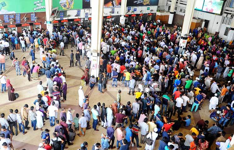 প্রতিটি কাউন্টারের সামনে থেকে টিকিট প্রত্যাশী মানুষের দীর্ঘ লাইন এঁকে বেঁকে চলে গেছে স্টেশনের বাইরের দিকে। ছবি : বিপ্লব দিক্ষিৎ