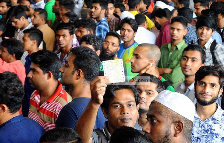 অনেক প্রত্যাশিত টিকিট পেয়েছেন ঈদে বাড়ি ফিরতে চাওয়া এই মানুষটি। ছবি : বিপ্লব দিক্ষিৎ