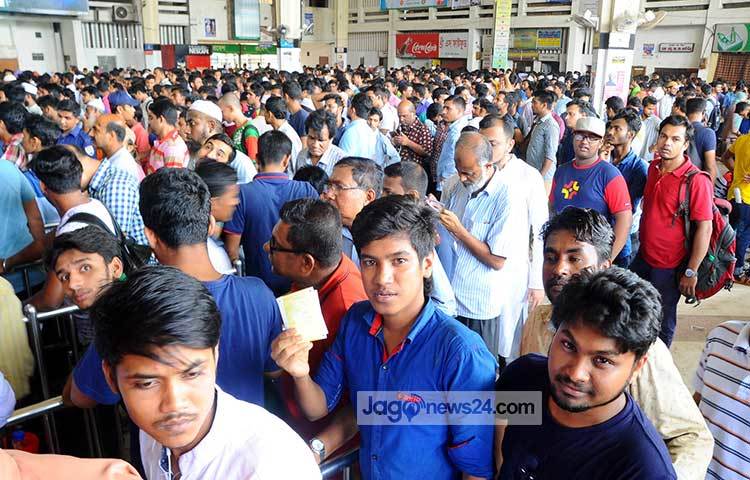 সকাল থেকেই সবাই সুশৃংখলভাবে লাইনে দাঁড়িয়ে টিকিট সংগ্রহ করছেন। ছবি : বিপ্লব দিক্ষিৎ