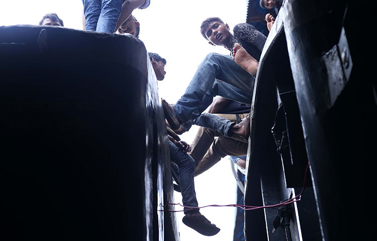 বাড়ি যাচ্ছে তাই তাদের মনে সীমাহীন আনন্দ। ট্রেনের ছাদে আনন্দ উদযাপন করছে। ছবি : মাহবুব আলম