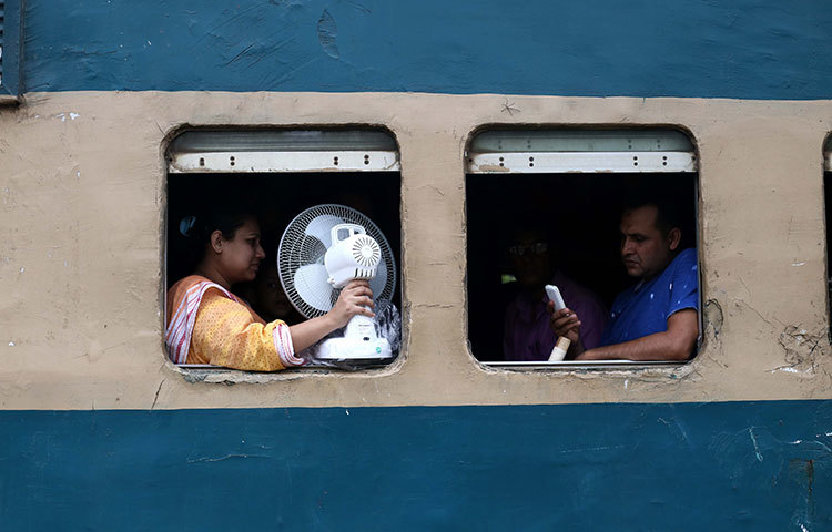 ট্রেনে উঠে এই যাত্রীরা আসন পেয়ে গেছেন। ছবি : মাহবুব আলম