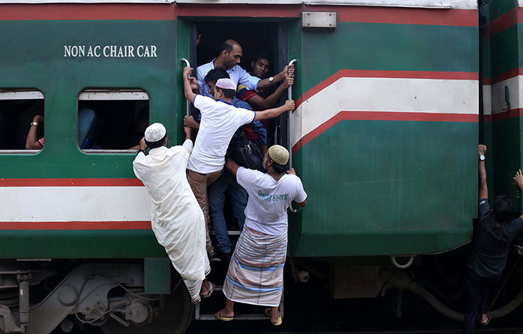 তিল ধারণের ঠাঁই না থাকলেও ঠেলাঠেলি করে ট্রেনে উঠছে যাত্রীরা। ছবি : মাহবুব আলম