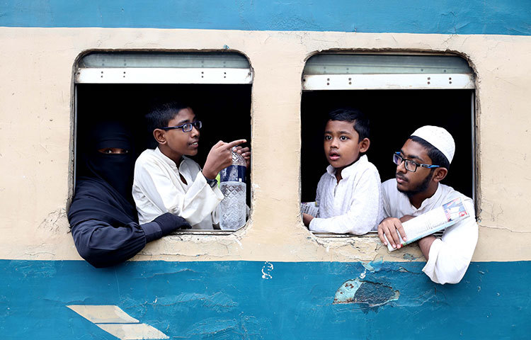 বাবা-মায়ের সঙ্গে গ্রামের বাড়িতে ঈদ করতে যাচ্ছে দুই শিশু। অল্প কয়েকদিনের জন্য তারা শহর ছেড়ে যাচ্ছে। ছবি : মাহবুব আলম